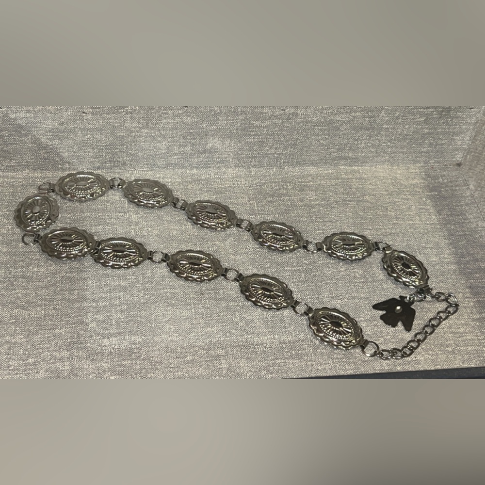 Silver metal belt w flower design 
Adjustable from 30” to 37”#boho #festival